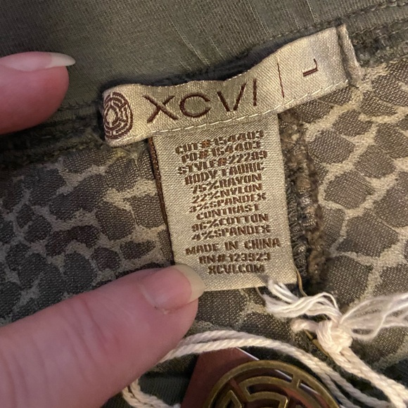 **NEW** XCVI Python Print Cargo Style Leggings - Picture 5 of 15